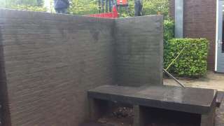 cementeren van een tuinmuur en het leggen van een betonplaat voor een leuk knus zitje